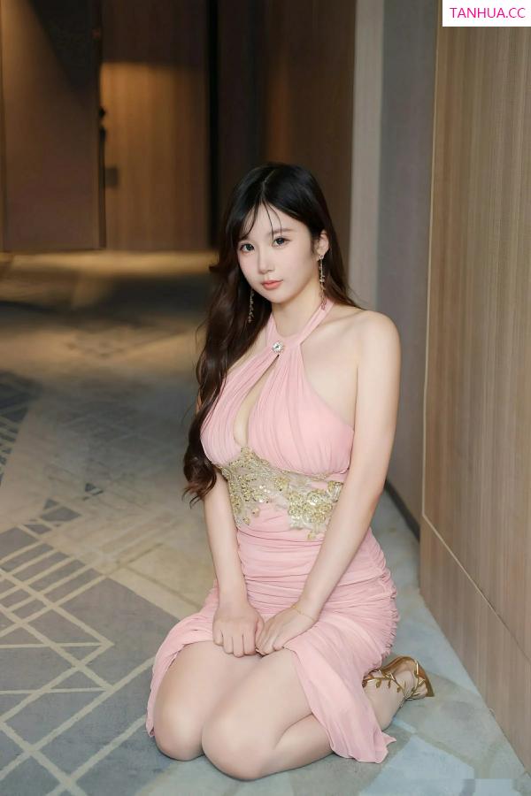   [XiuRen]高清写真图 2025.09.19 No.10786 小肉肉咪 粉色长裙第8张图片